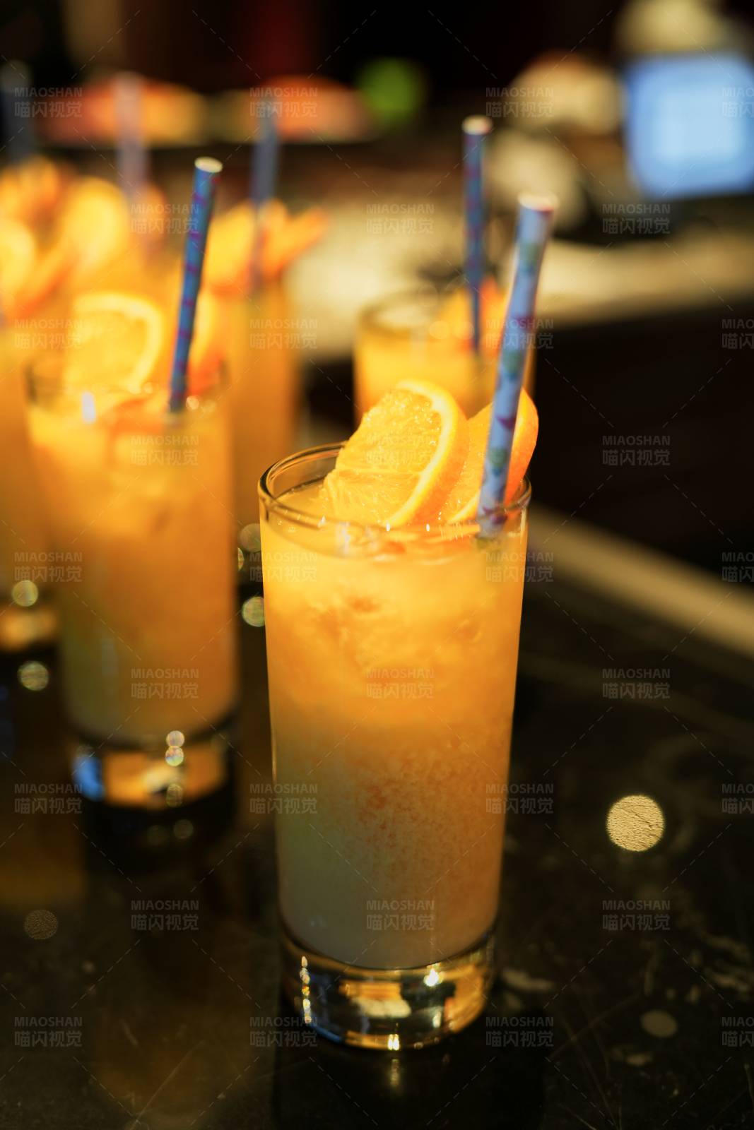 橙片裝飾的夏日飲品