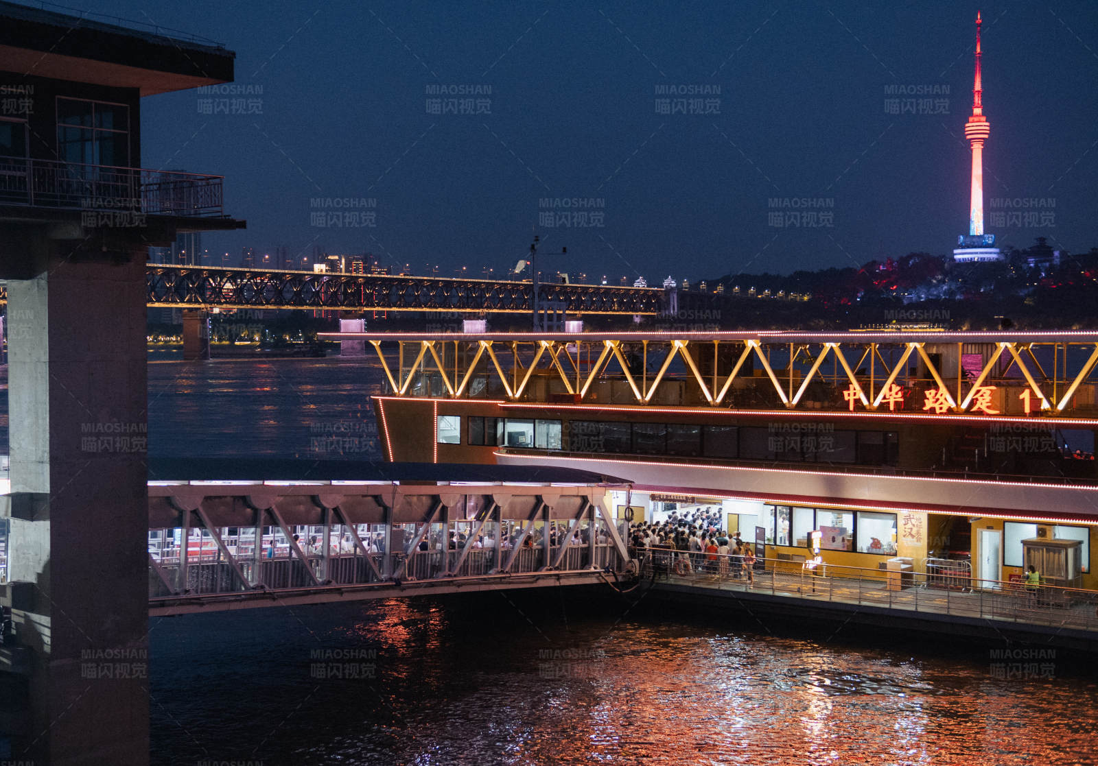 夜色中的城市橋梁