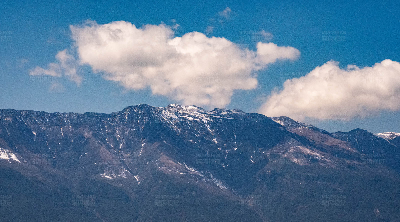 雪山云影
