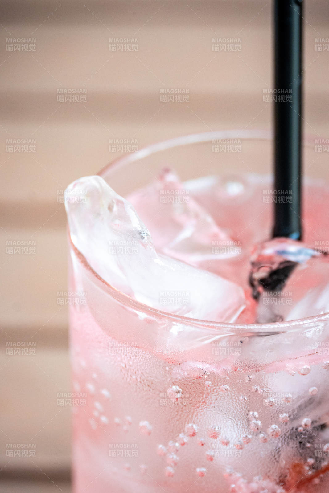 粉色氣泡冰飲