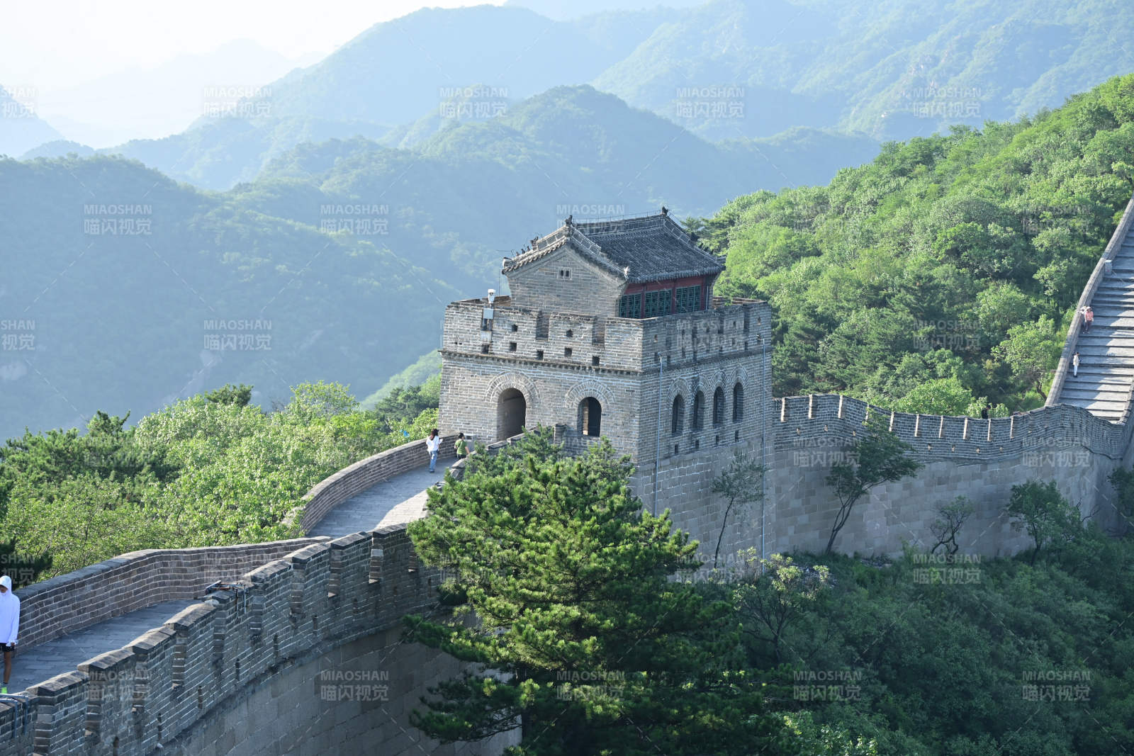 長城蜿蜒山間