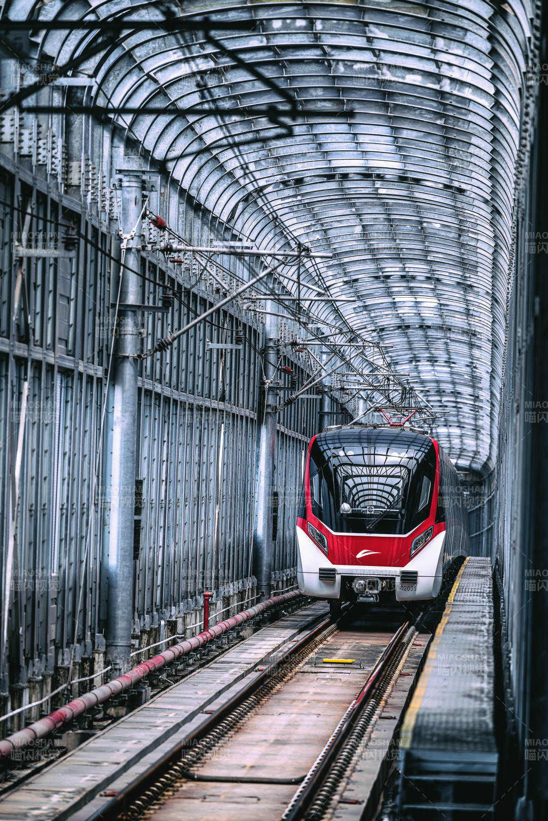 現(xiàn)代列車駛?cè)胨淼?>
      </div>
      <div   id=