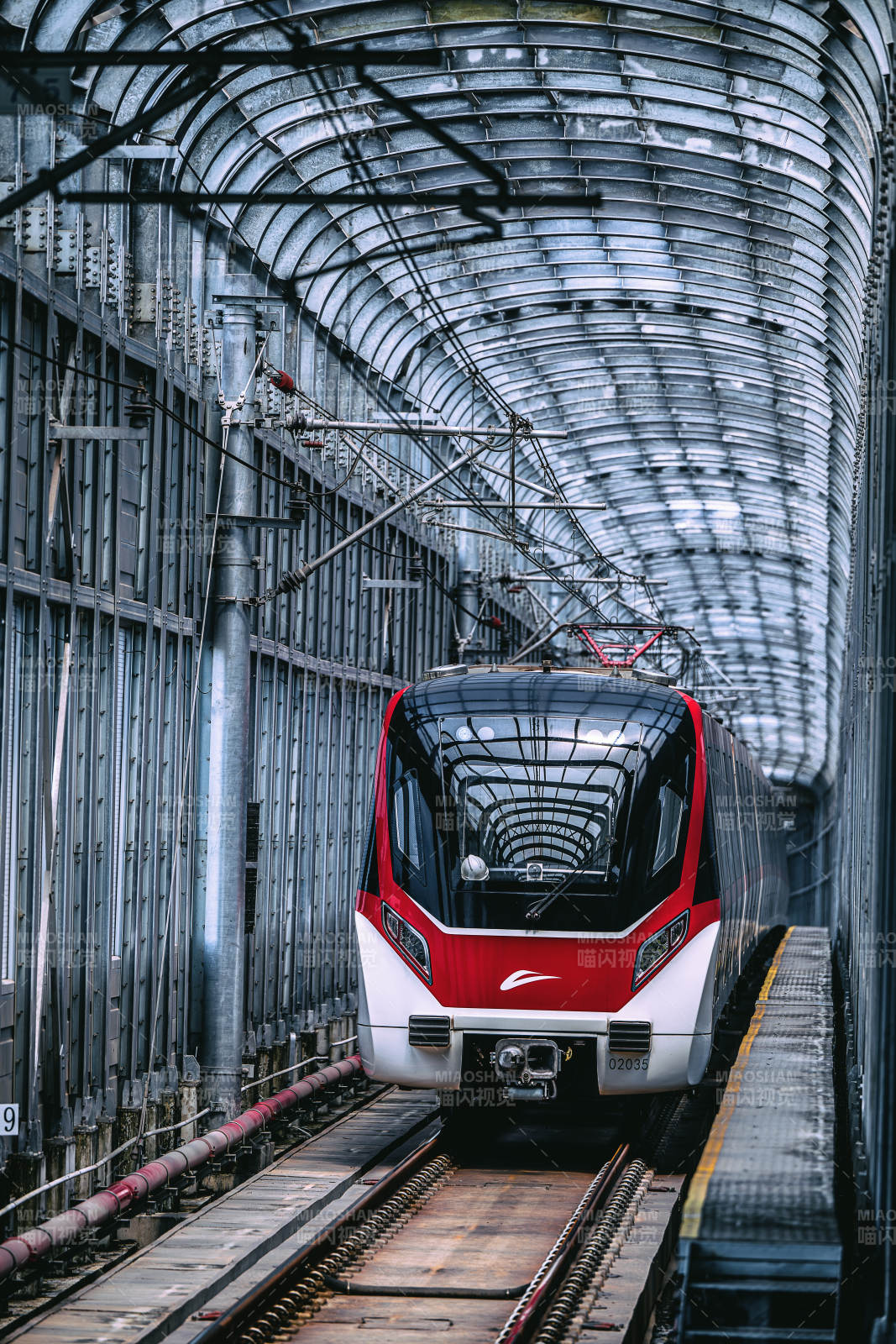 現(xiàn)代列車穿越隧道