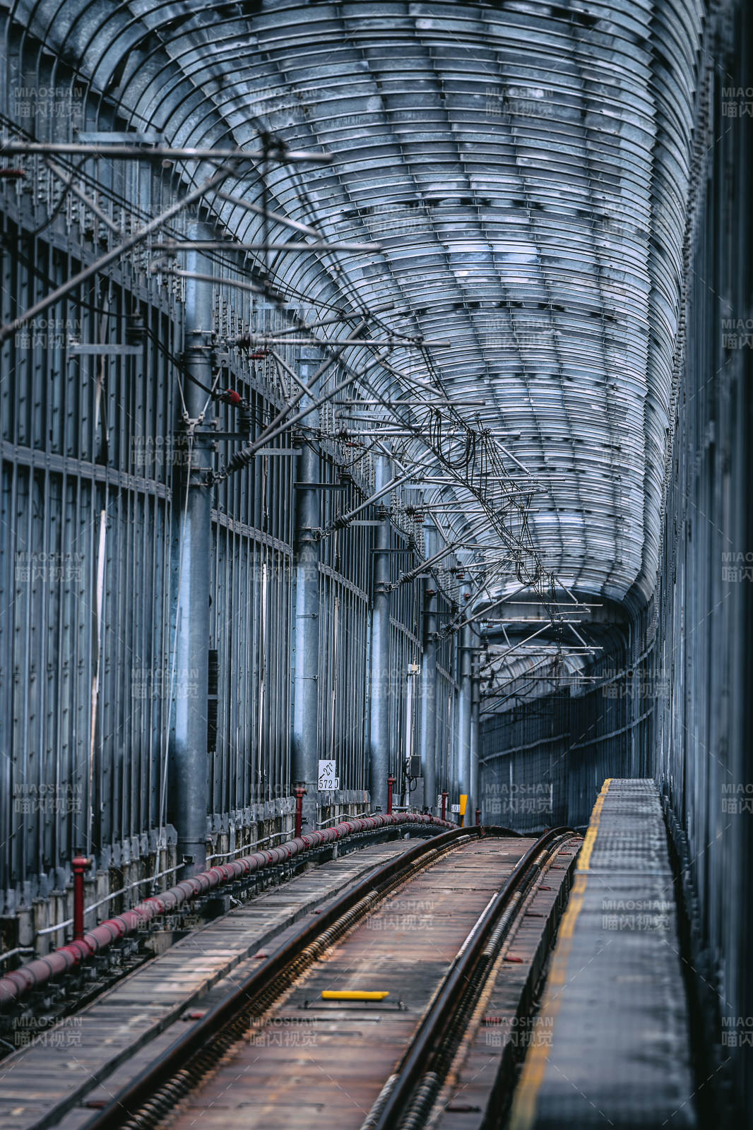 鐵路隧道的工業景象