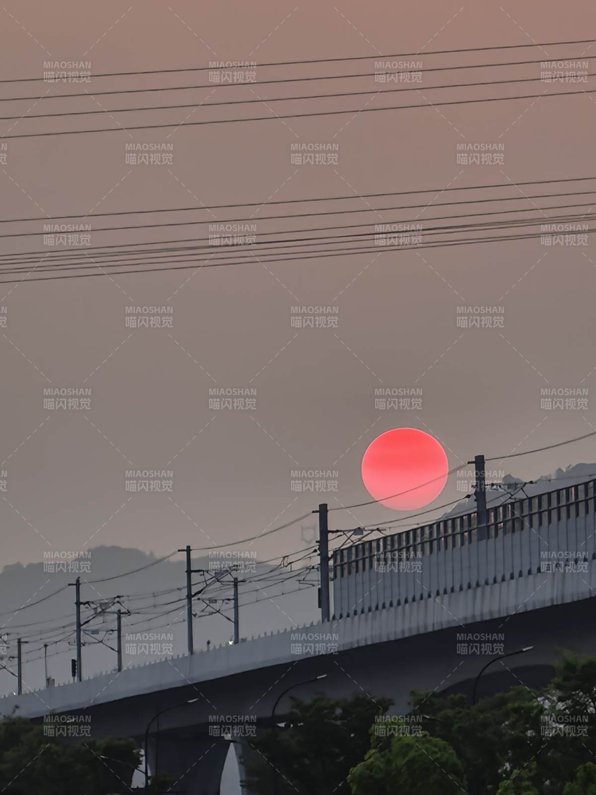 夕陽下的鐵軌與橋梁
