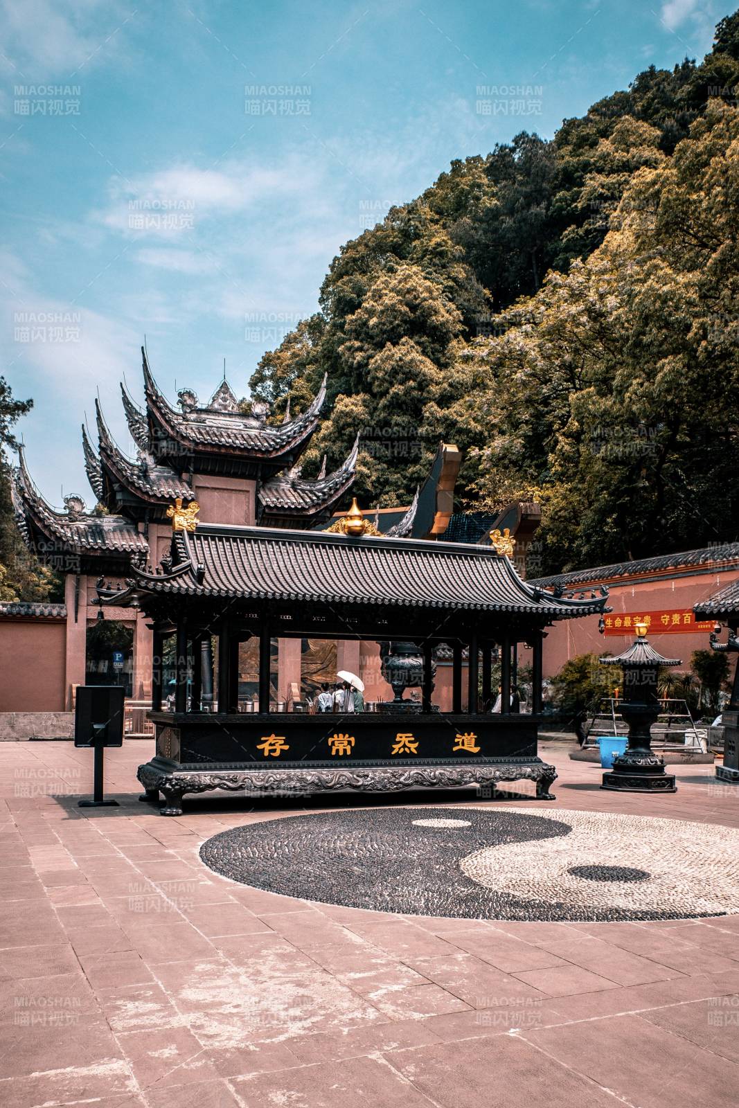 古寺前的太極圖案