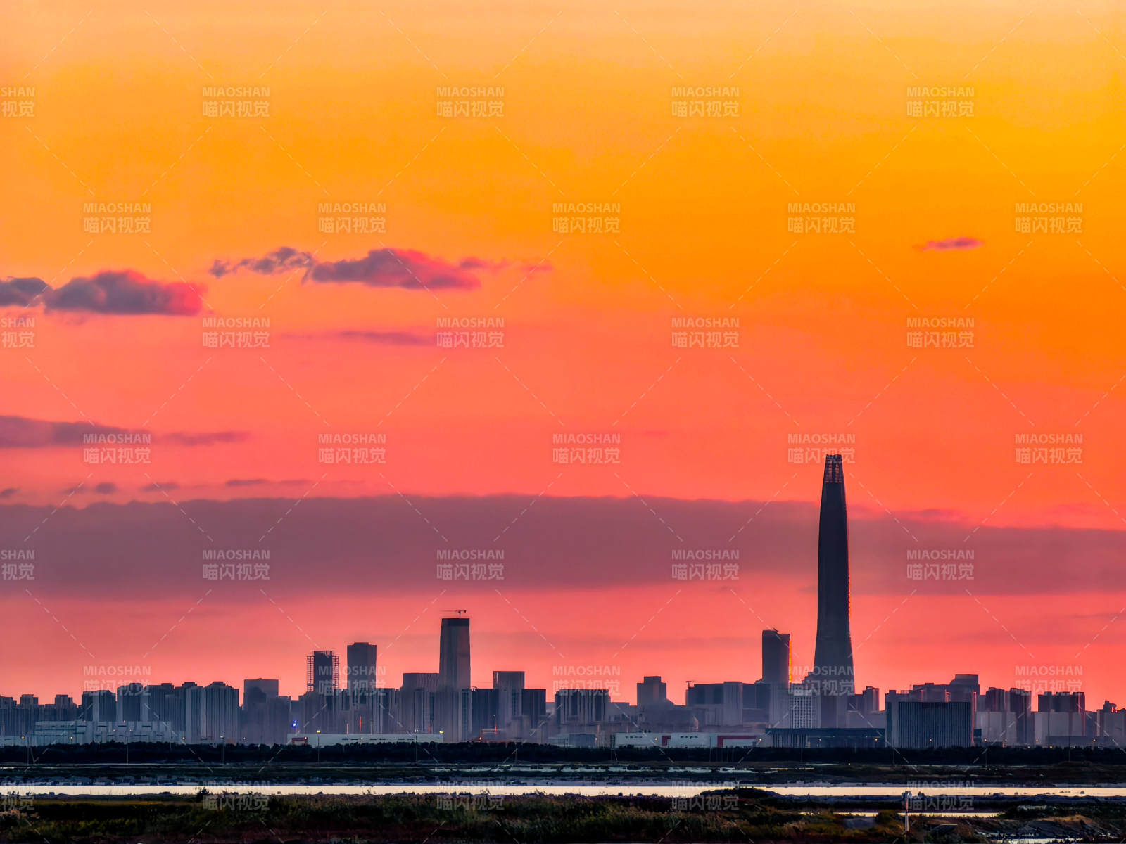 夕陽下的城市剪影