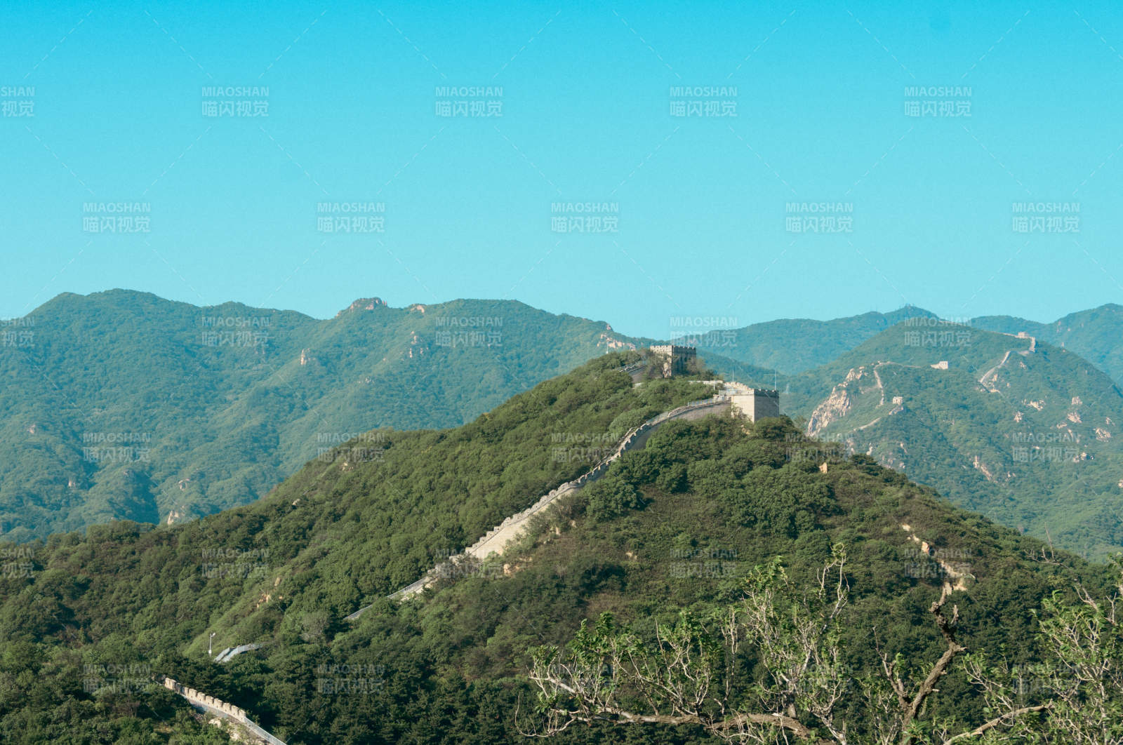 長城蜿蜒山間