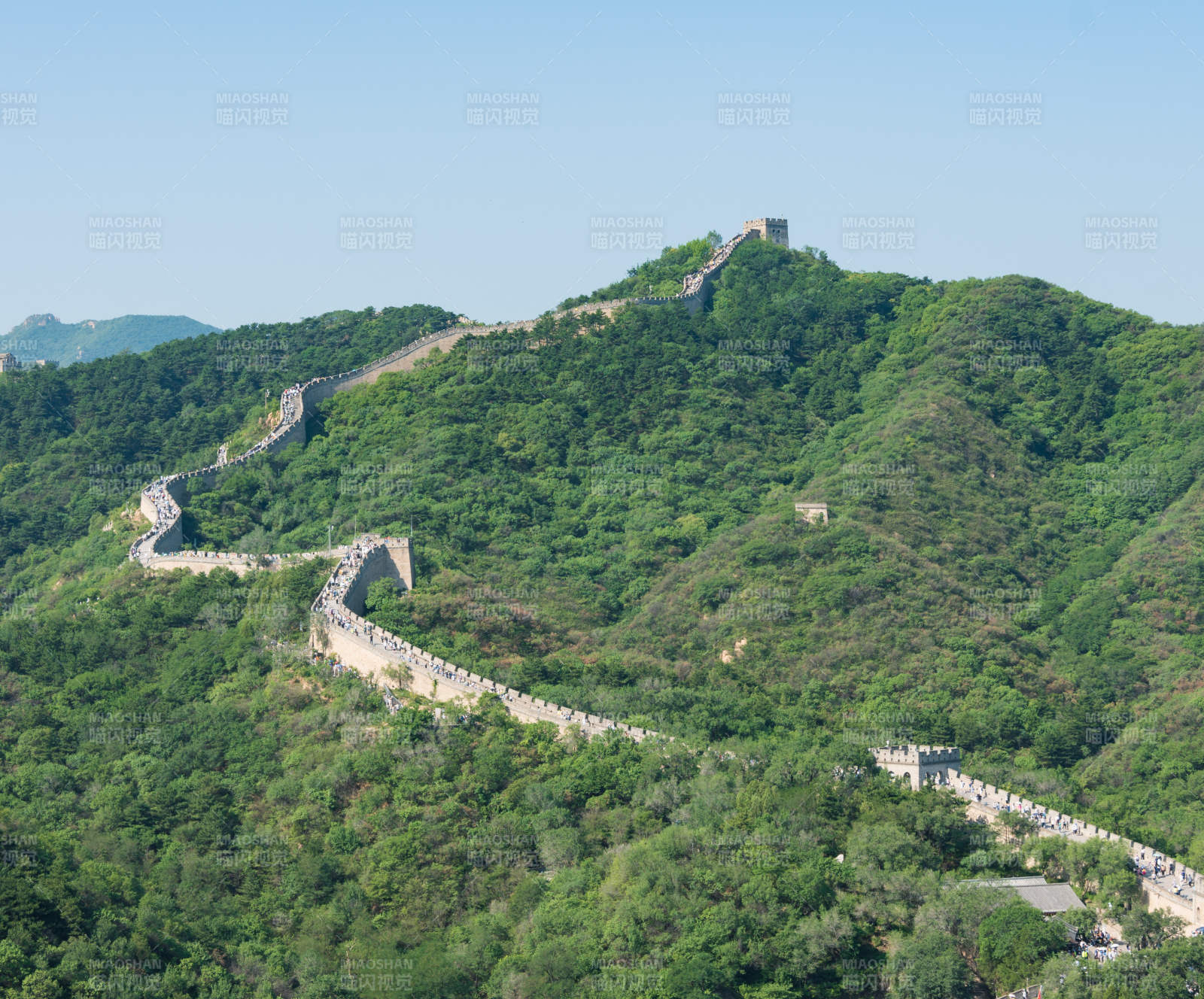 長城蜿蜒山間