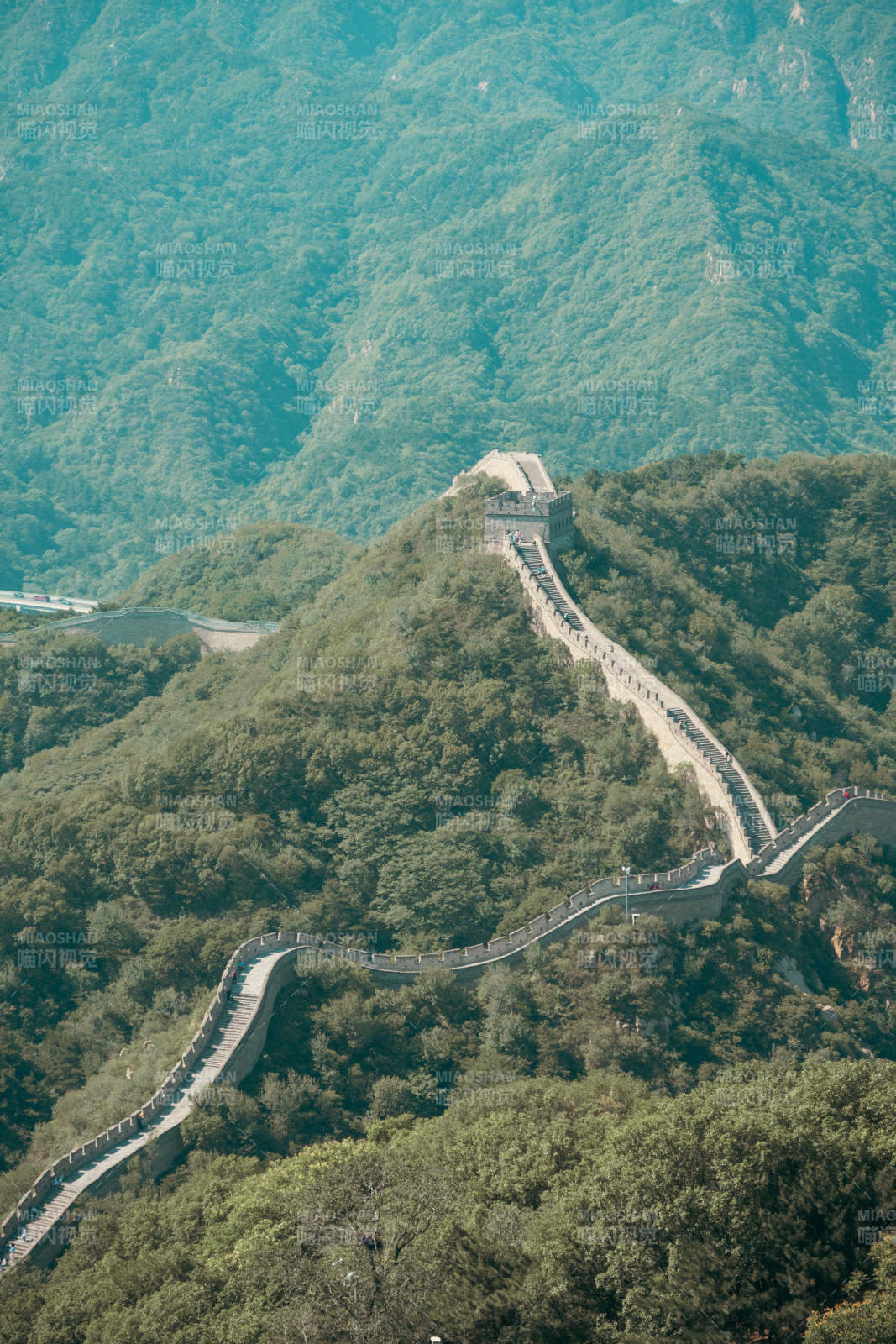 長城蜿蜒山間