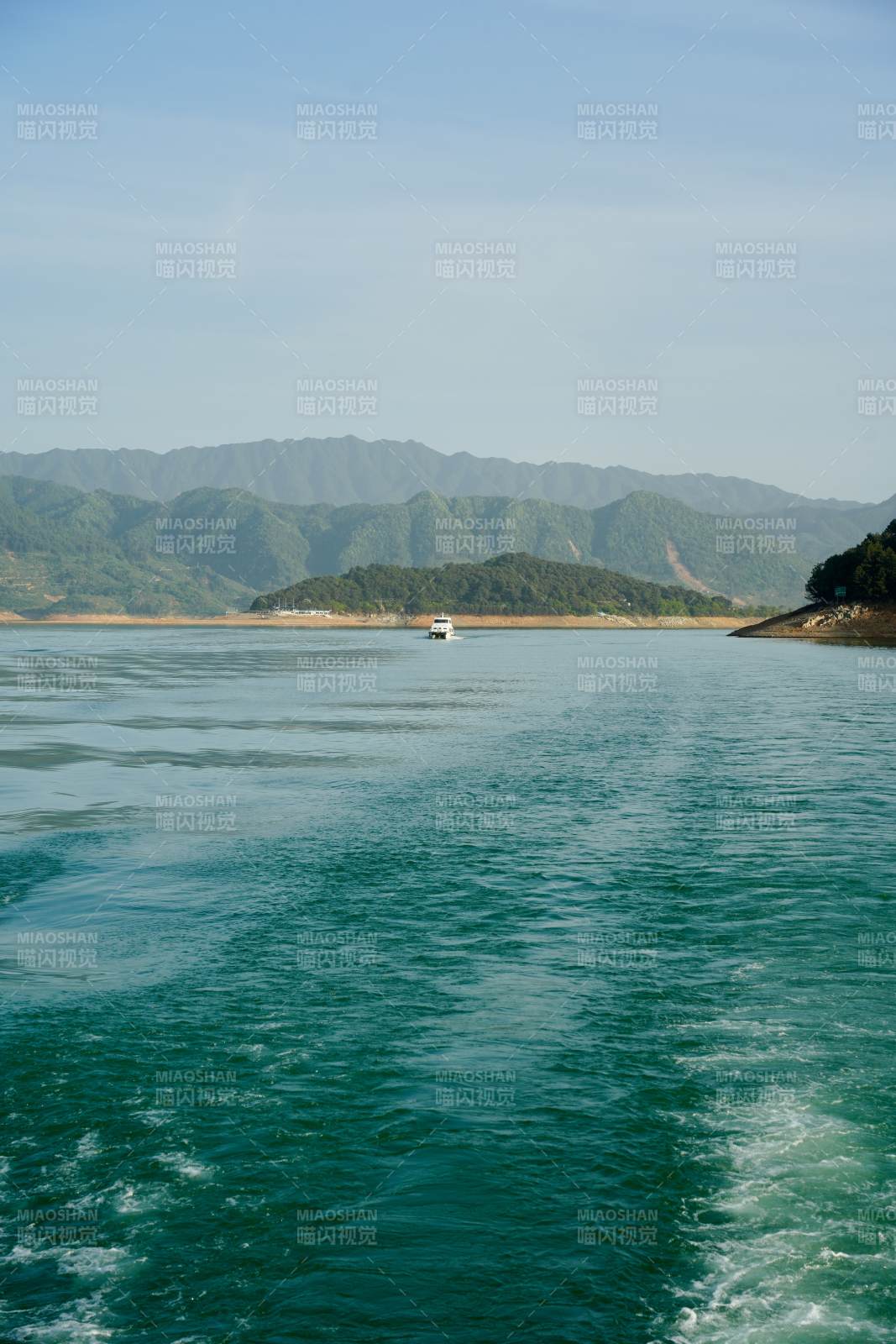 湖光山色游船行