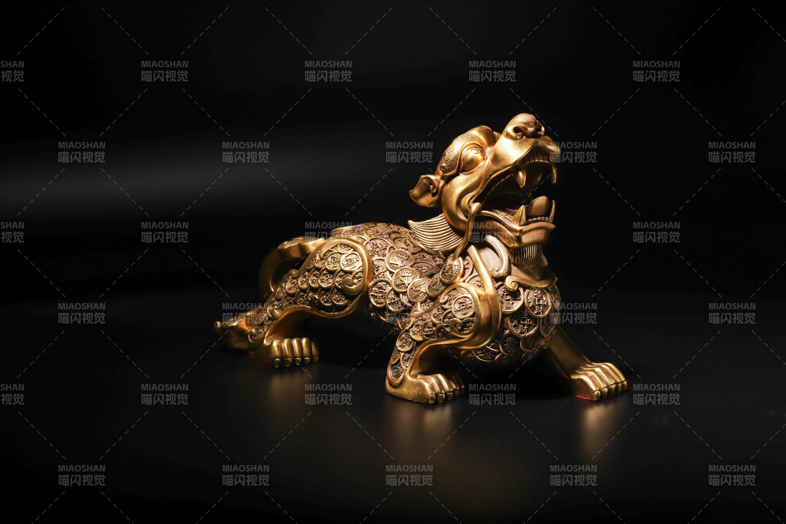 金色貔貅雕像