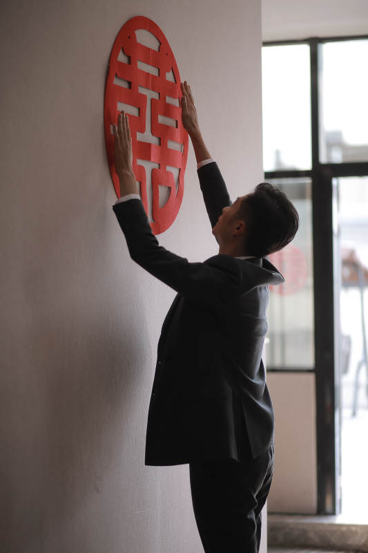 新郎贴双喜字