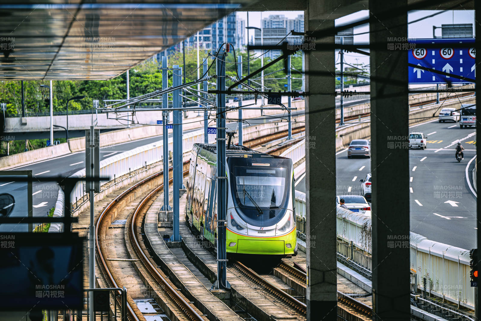 城市軌道上的綠色列車