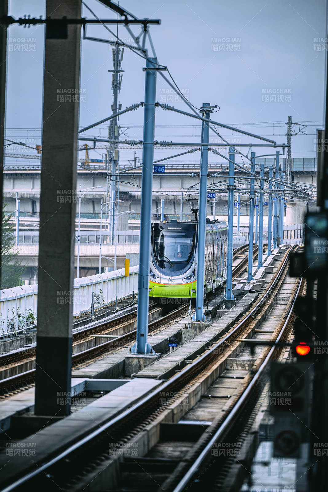 高鐵列車進站瞬間