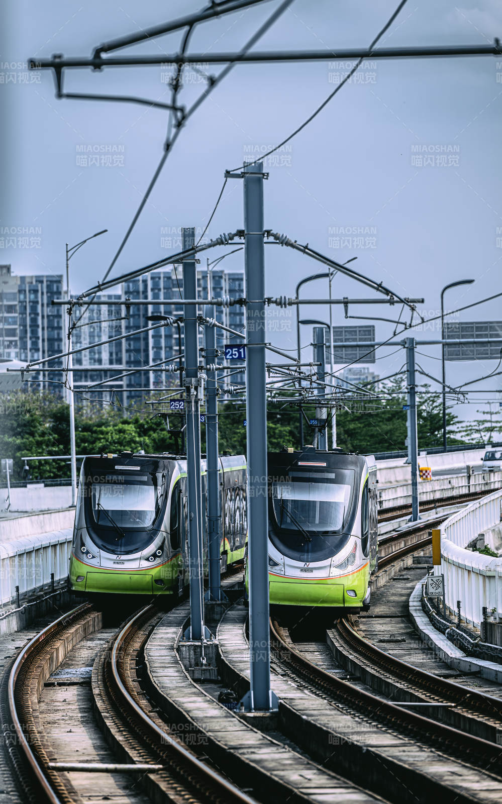 城市軌道上的綠色列車