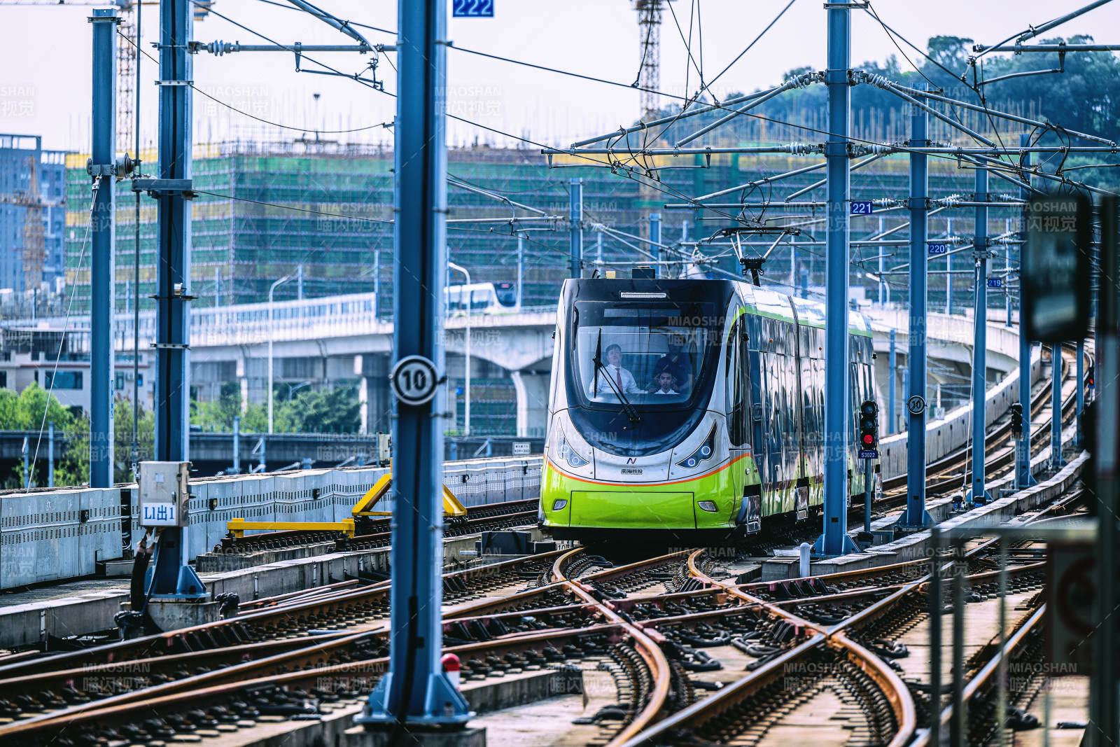 城市軌道上的現(xiàn)代列車