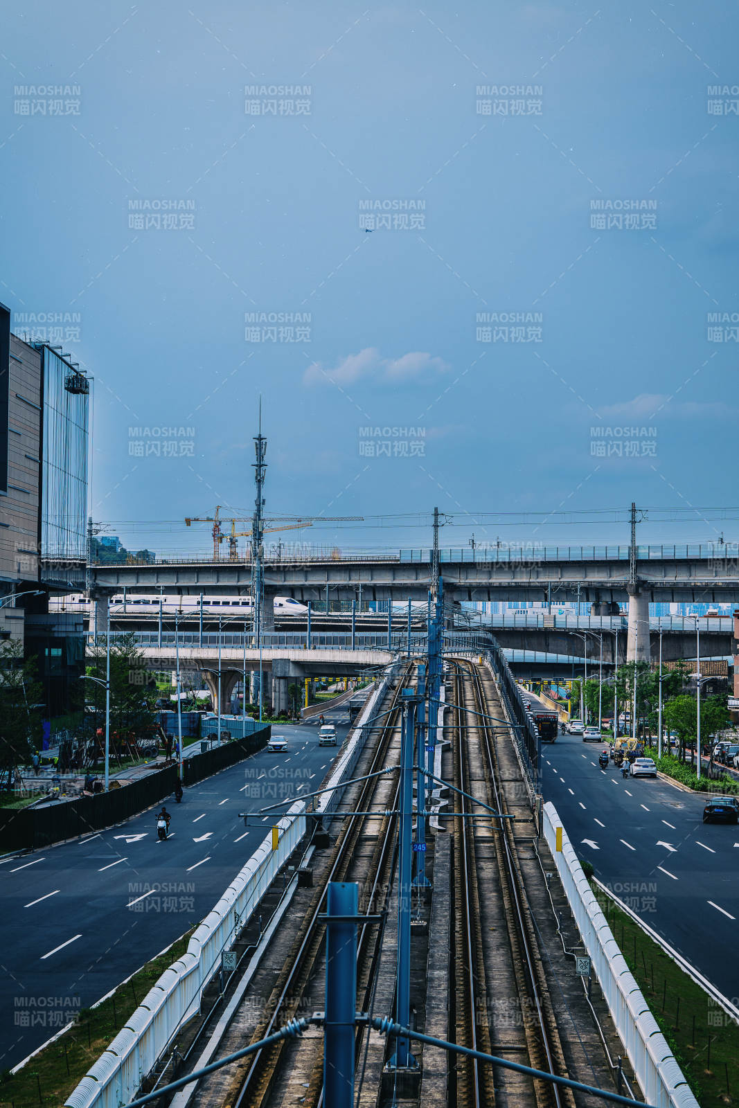 城市鐵軌與高架橋