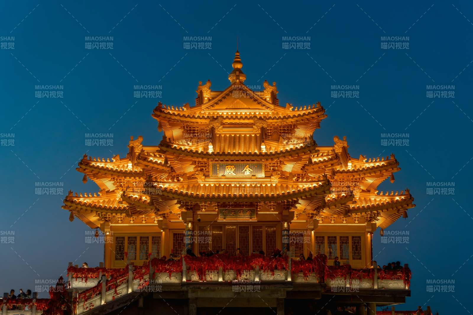 夜幕下亮燈的河南洛陽老君山金殿