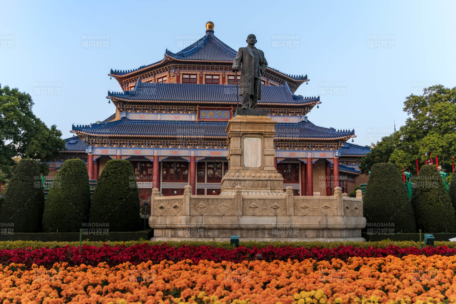 孫中山雕像與傳統建筑