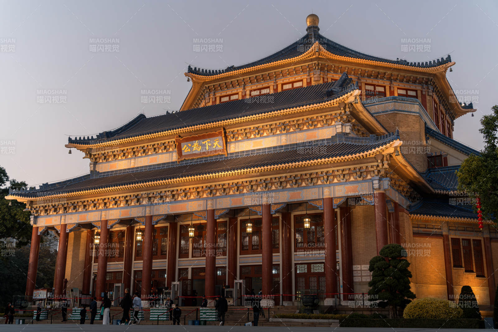 夕陽下的宏偉建筑