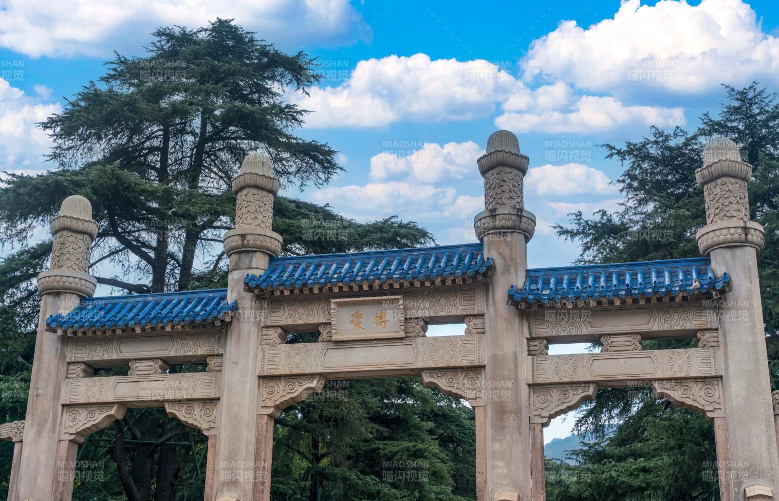 古建筑牌坊與藍天