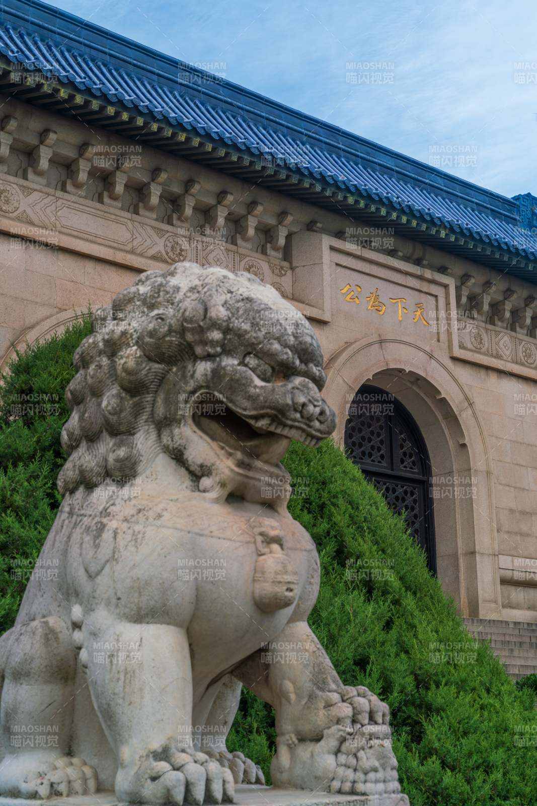 石獅子守護(hù)的古建筑