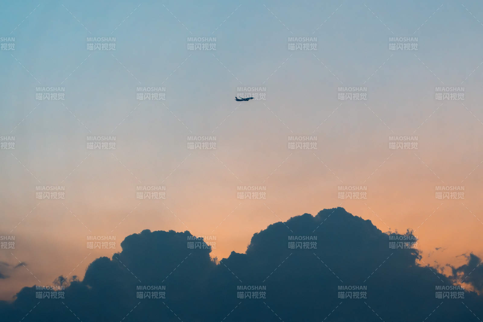 夕陽下的飛機