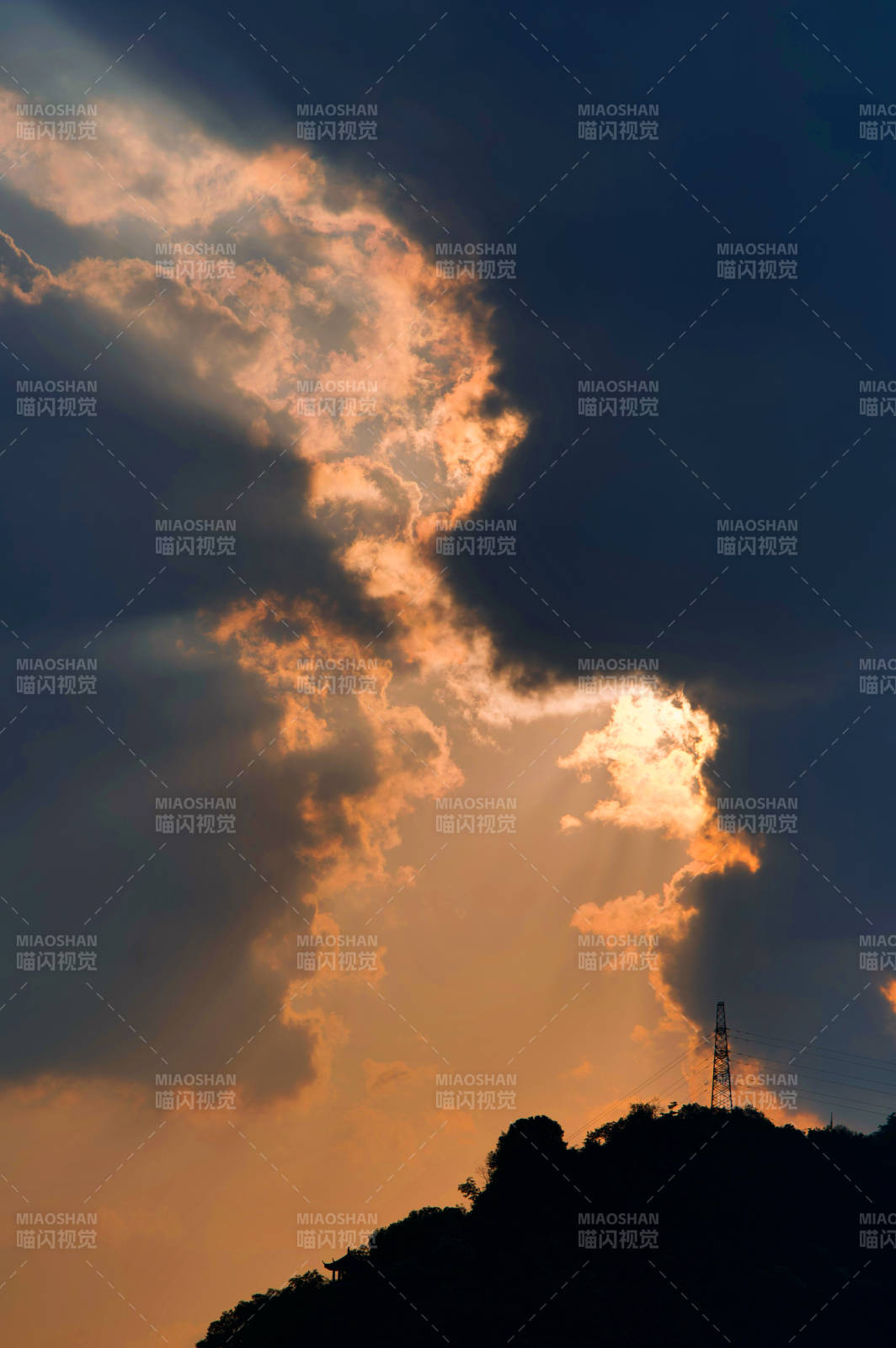 夕陽穿透云層的壯麗景象