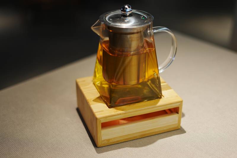玻璃茶壶与木质底座