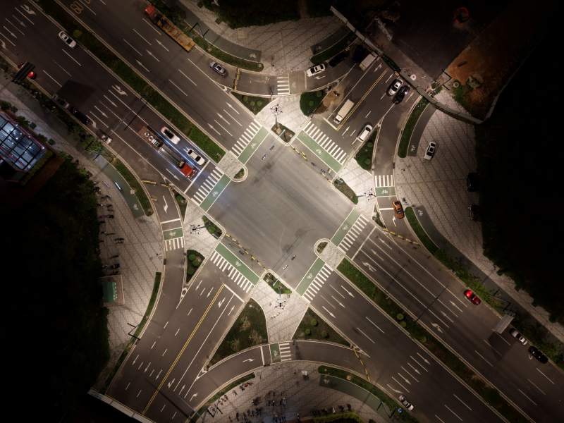 夜幕下的城市十字路口