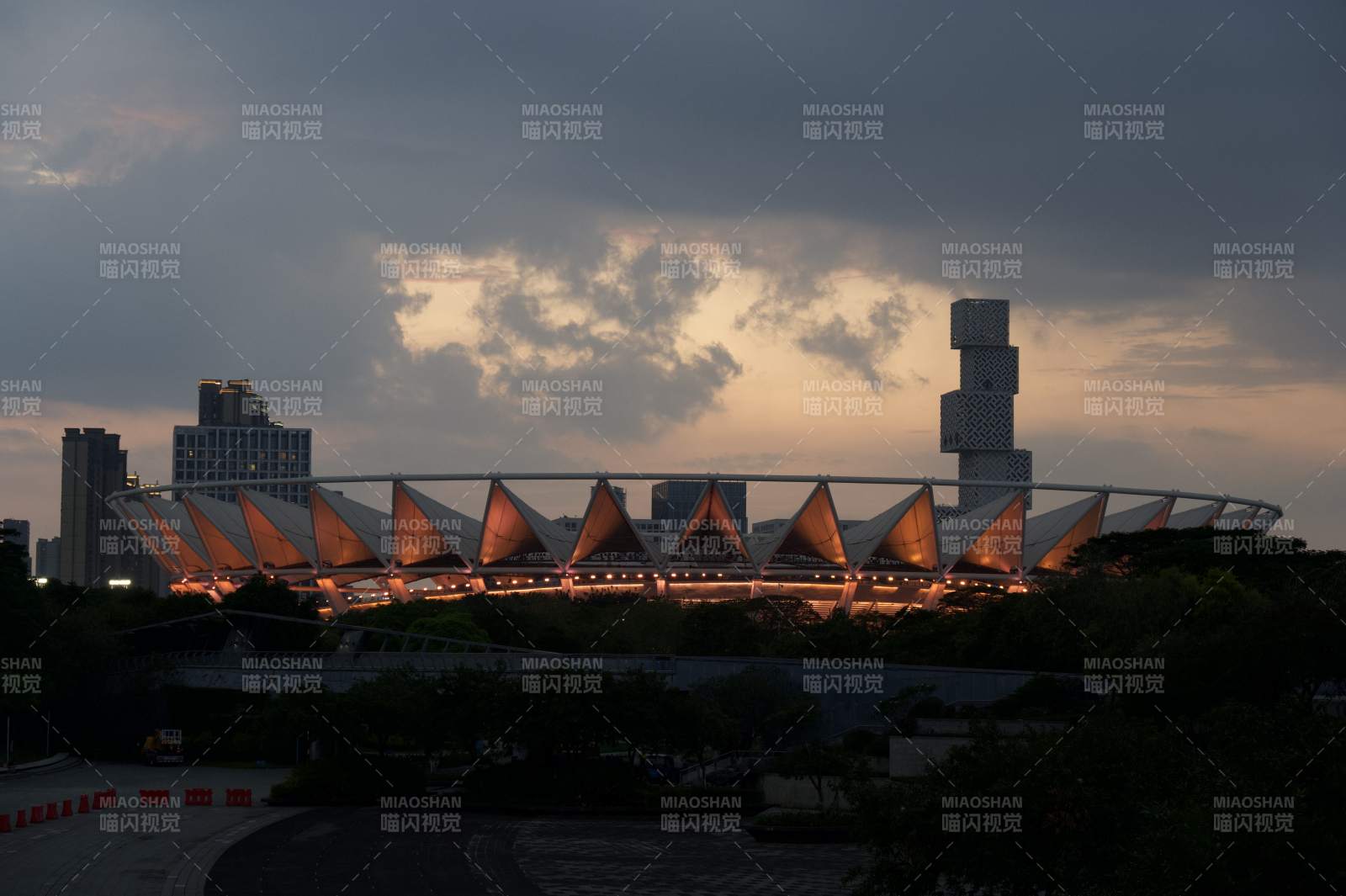 黄昏下的佛山新城建筑剪影