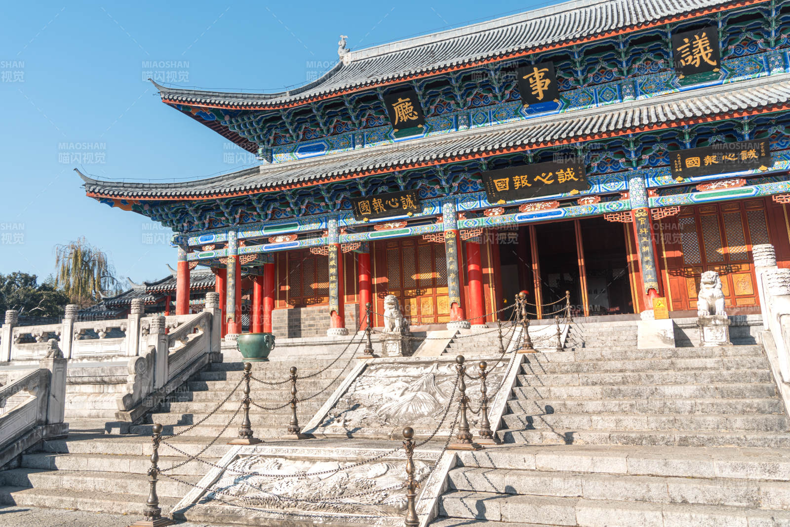 古建筑前的石階