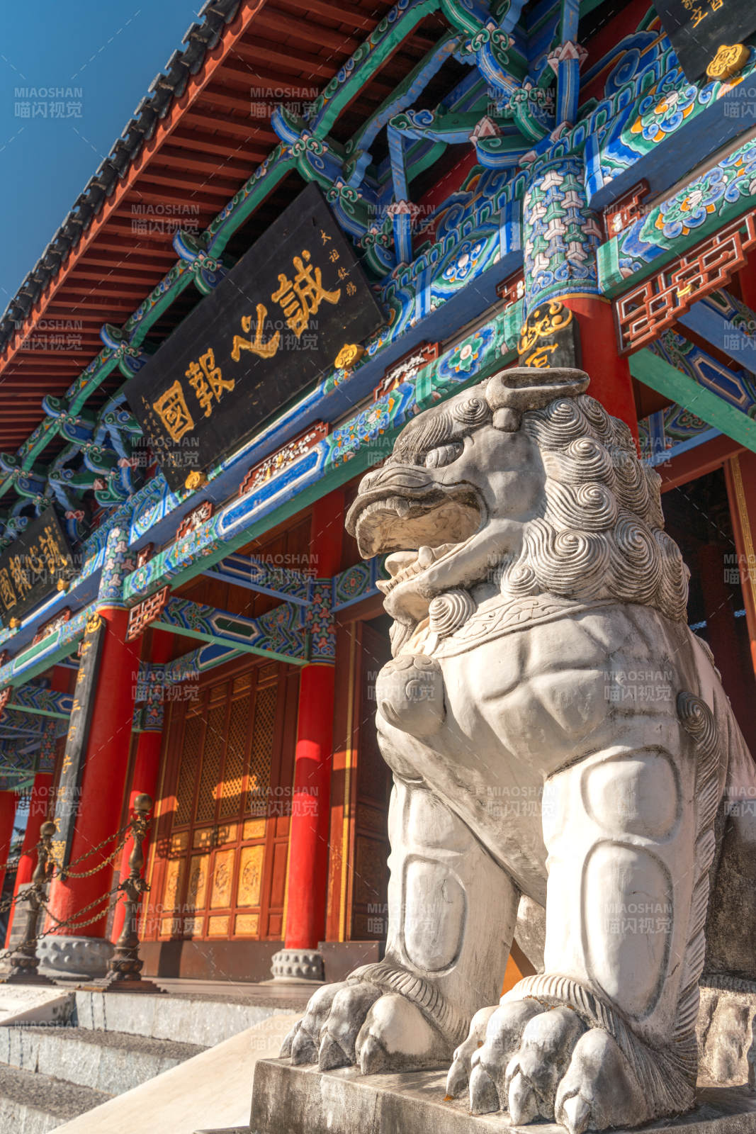石獅守護下的古建筑