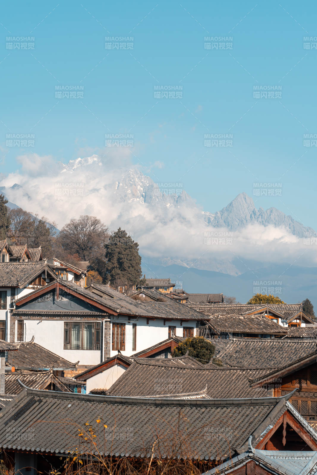 雪山下的古鎮(zhèn)風(fēng)光