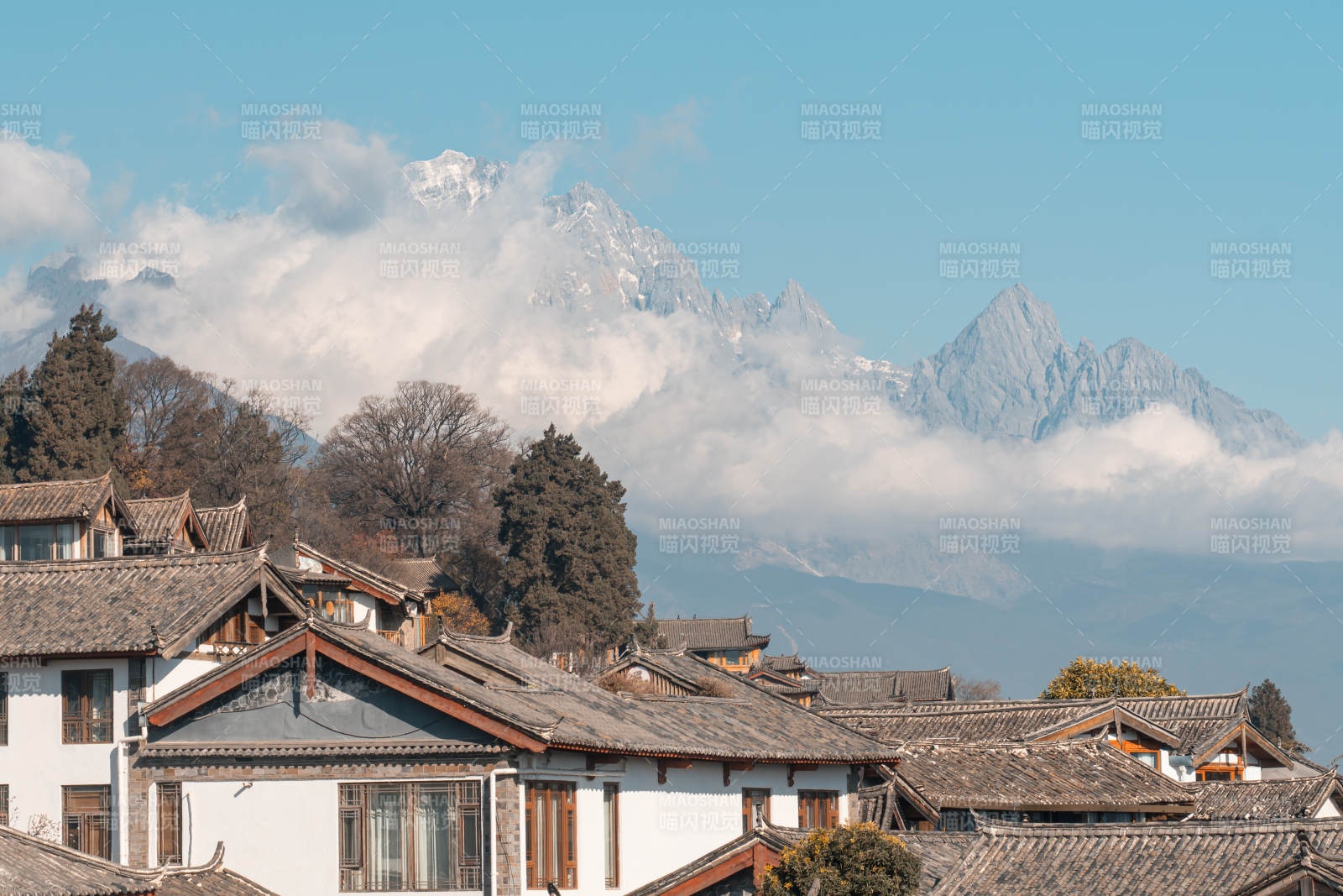 雪山映襯下的古城