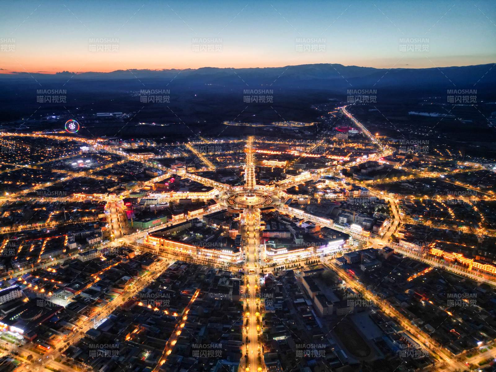 夜幕下的城市十字路口