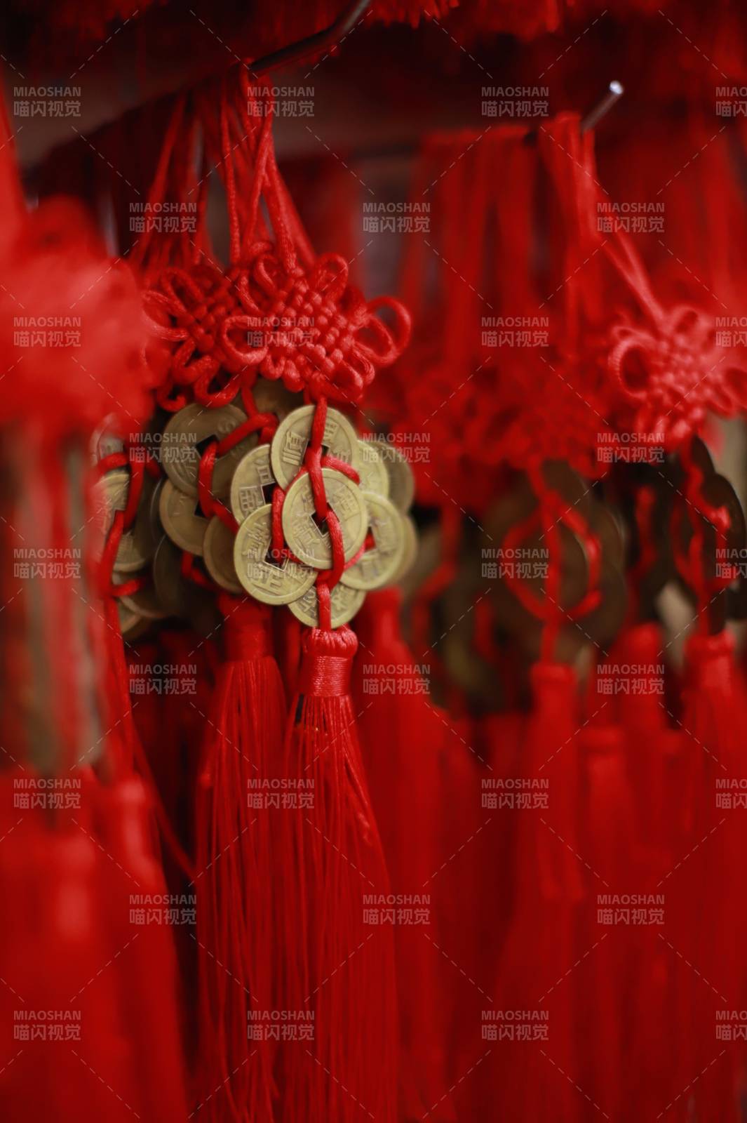 紅色流蘇與古幣裝飾
