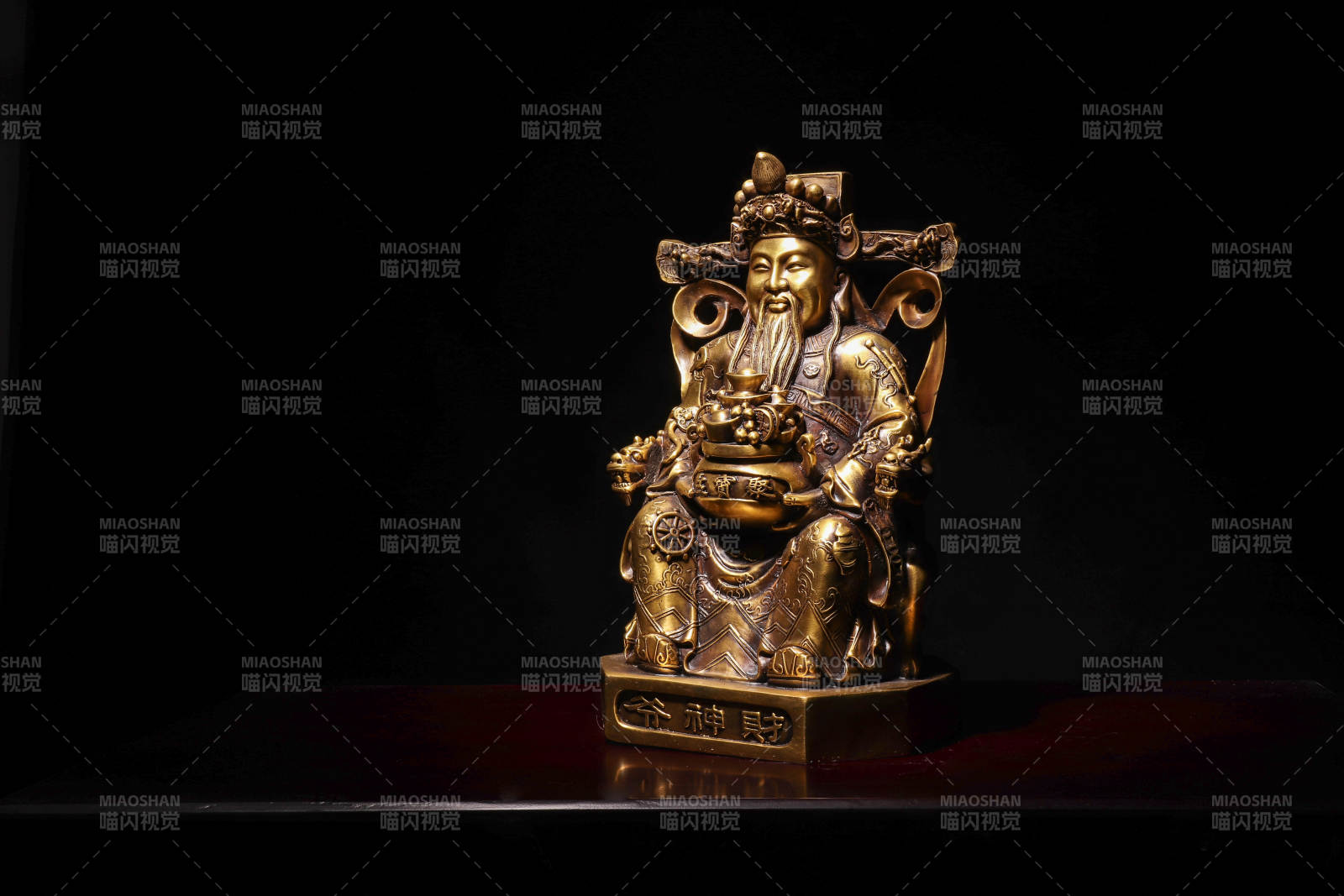 金光閃閃的古代雕像
