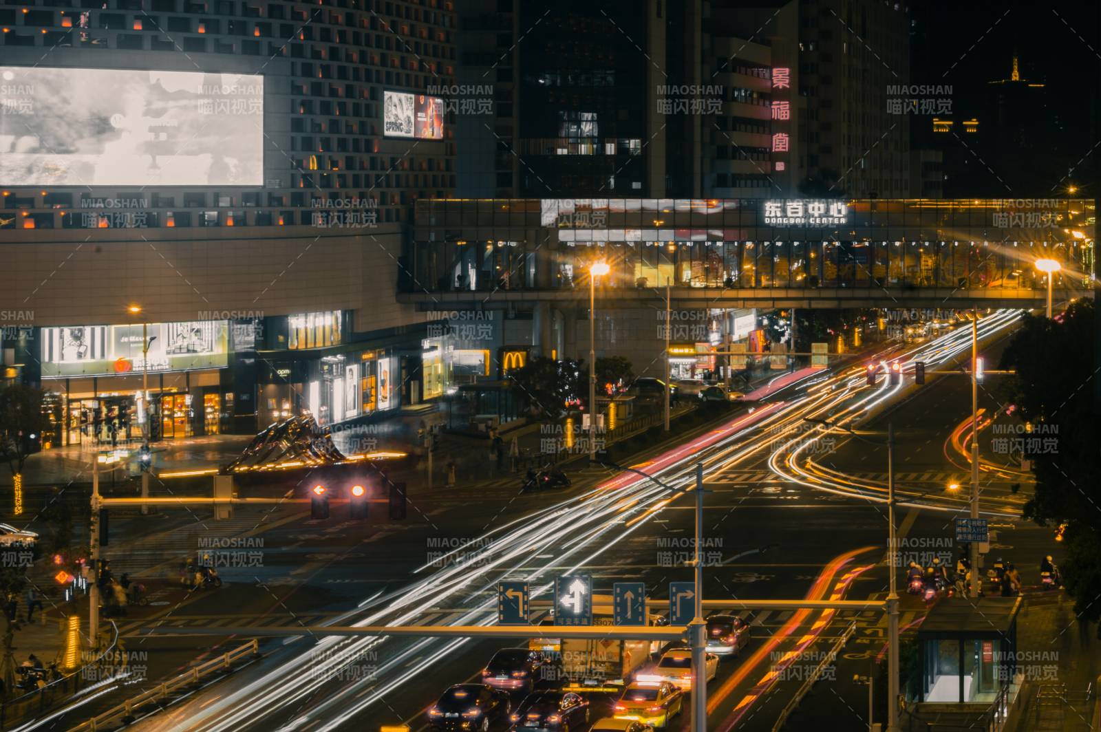 夜幕下的城市交通