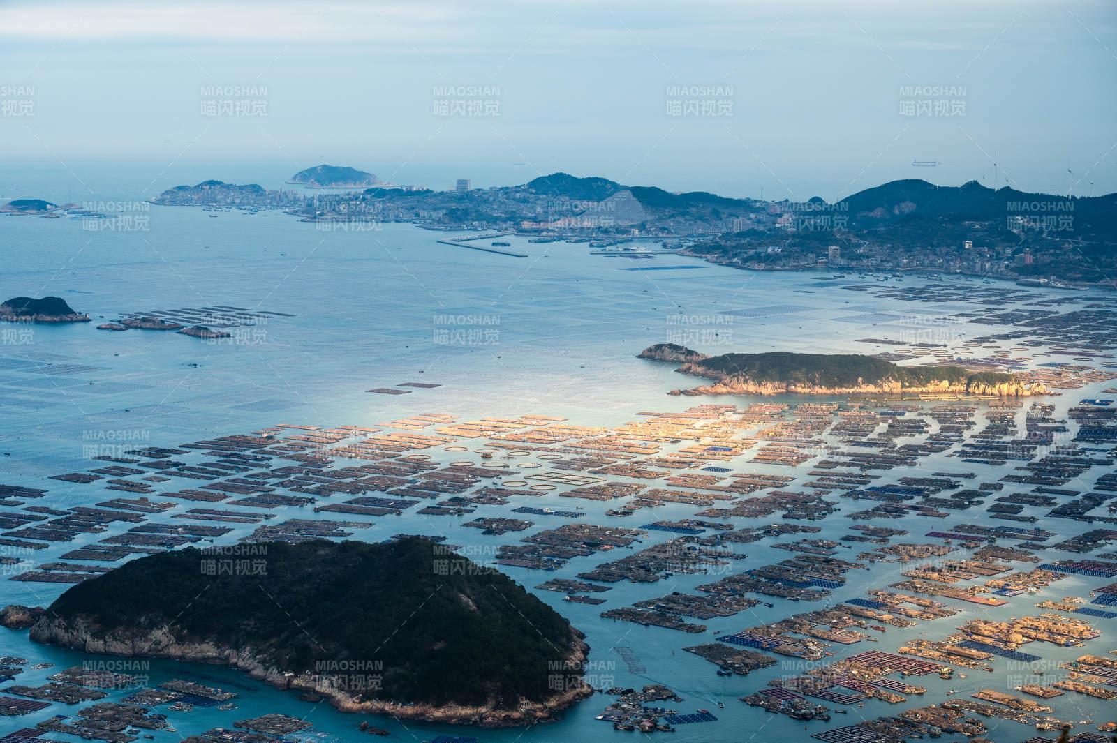 海上漁村夜景