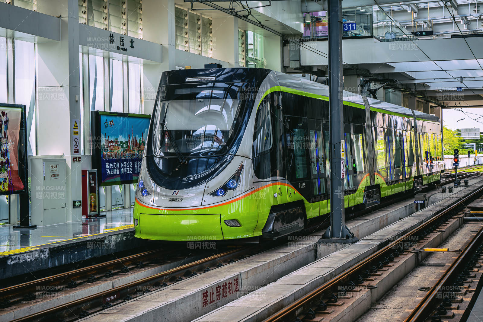 現(xiàn)代有軌電車進(jìn)站