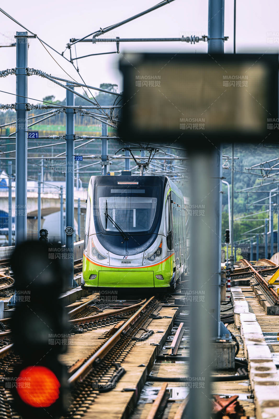 現(xiàn)代電車進(jìn)站瞬間