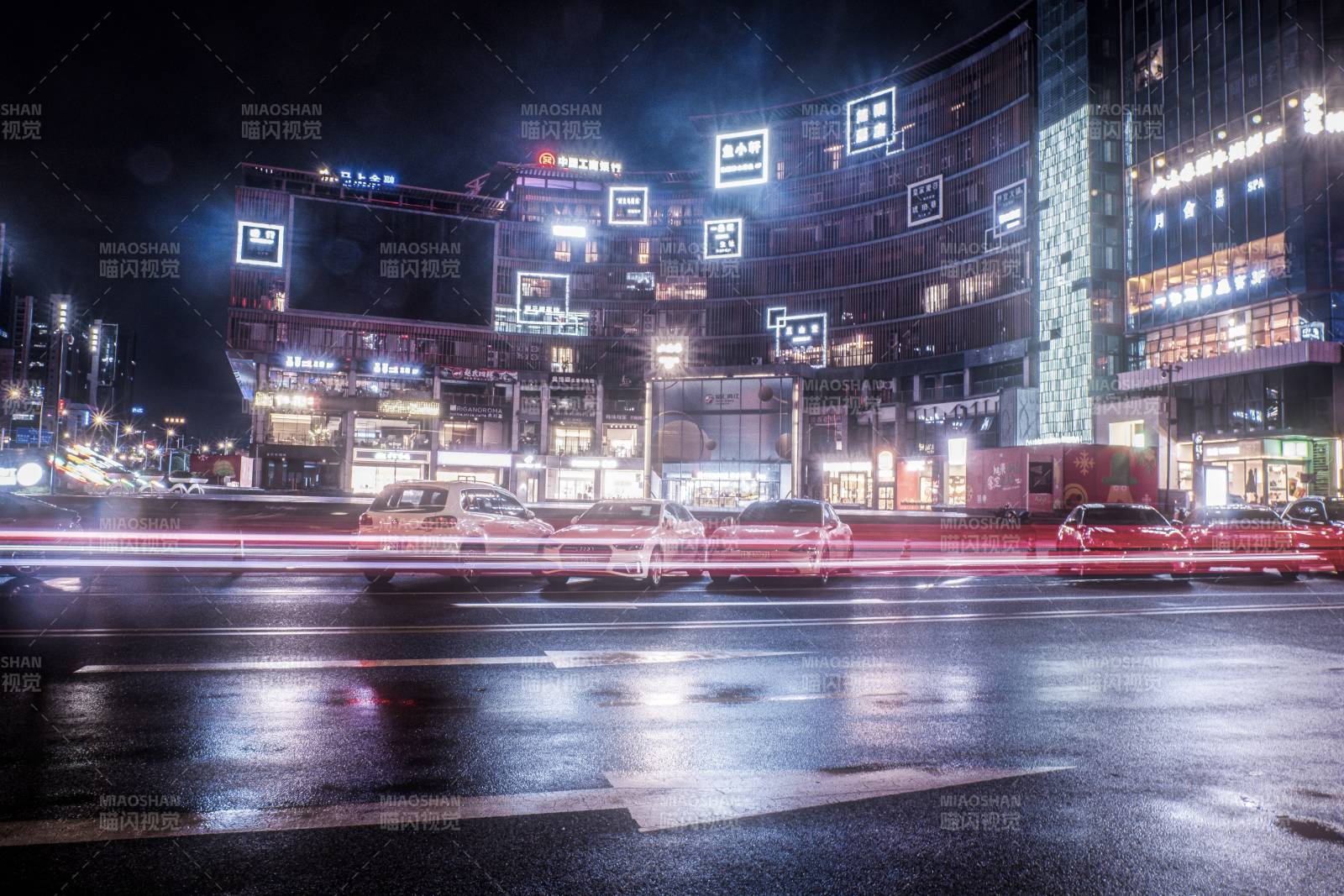夜幕下的城市霓虹
