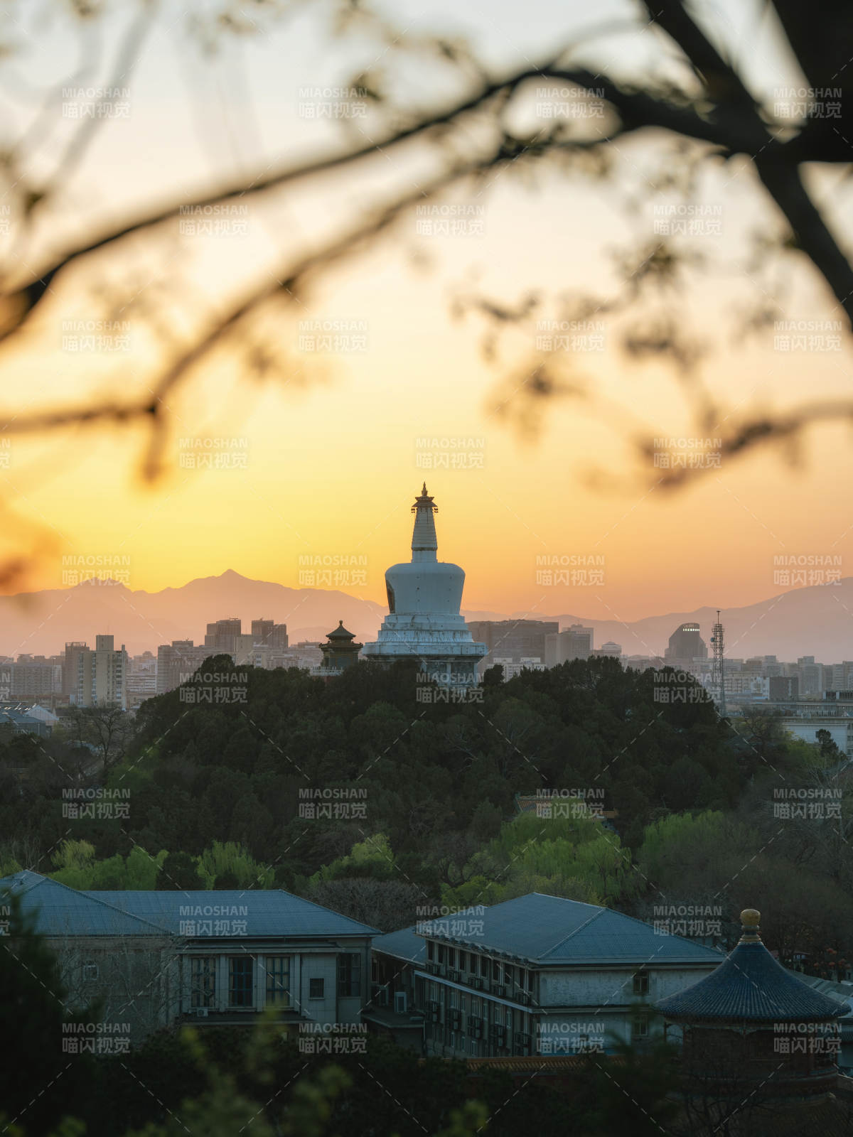 白塔夕陽