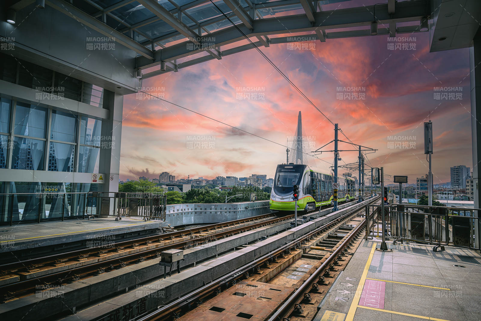 夕陽下的火車站