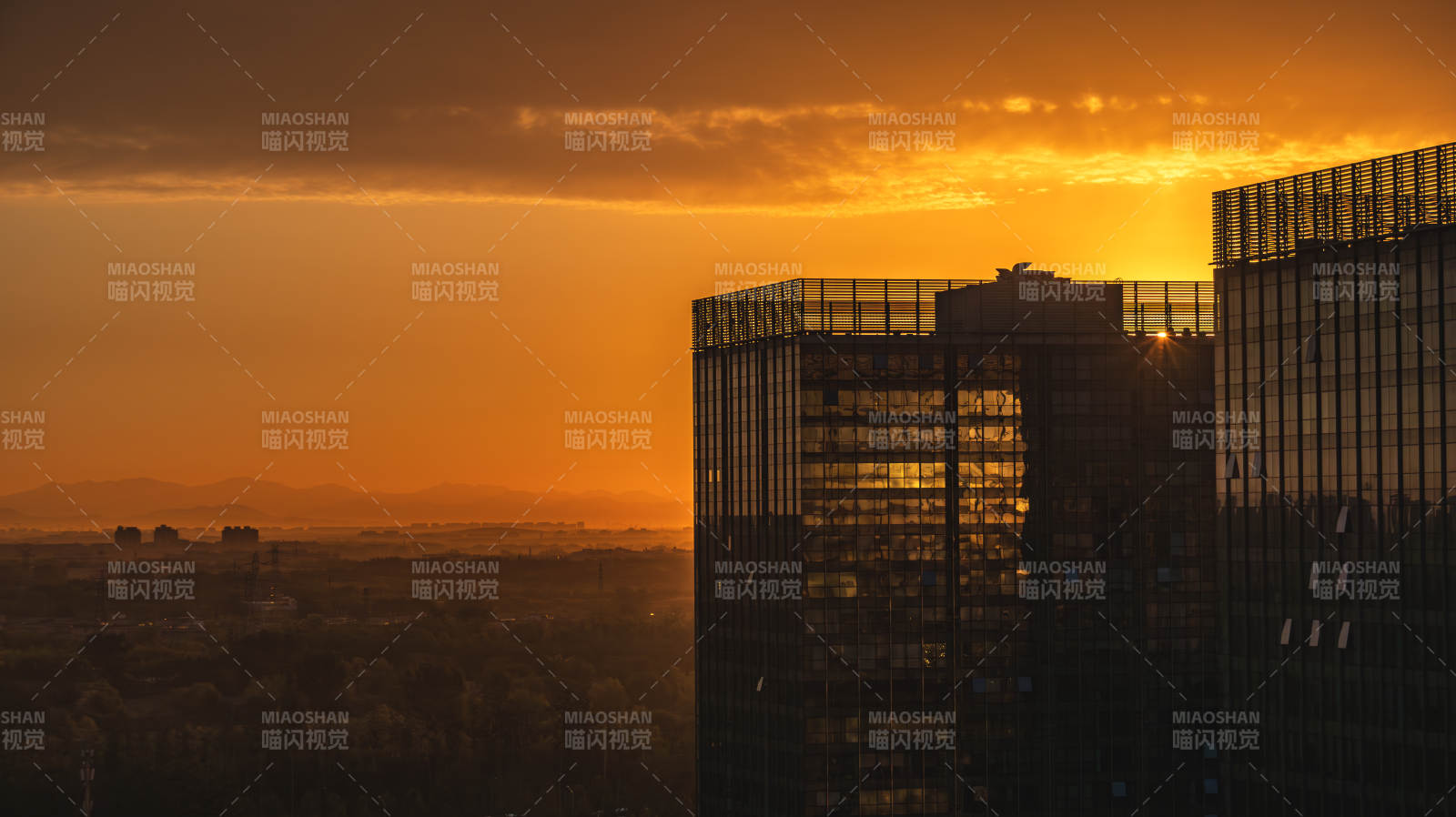 夕陽下的城市剪影