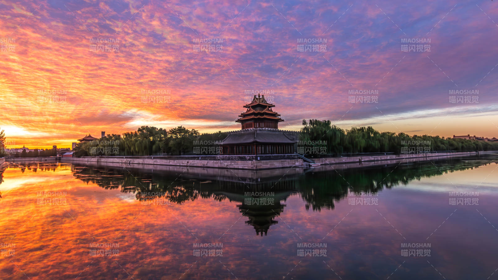 故宮角樓夕陽映照