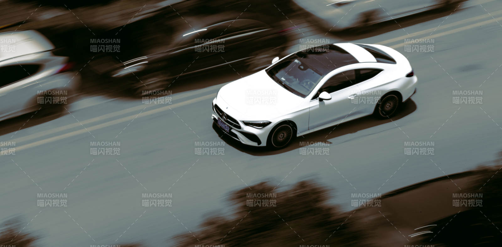 疾馳的白色跑車