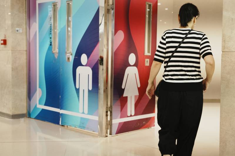 走向廁所的女士